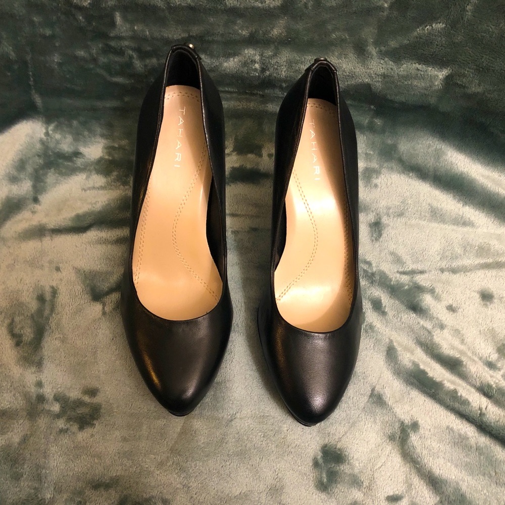 Tahari Gallery Pump